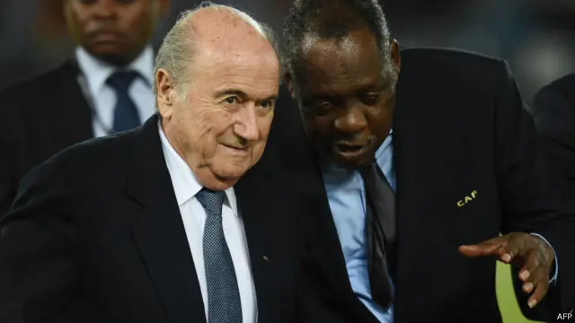 Ông Hisa Hayatou (phải), Chủ tịch Liên đoàn bóng đá châu Phi, tạm thời lãnh đạo Fifa.