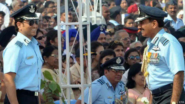 सचिन तेंदुलकर एयर चीफ़ मार्शल अरुप राहा के साथ