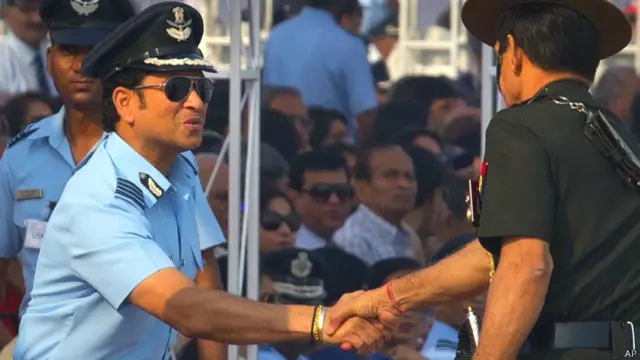 सचिन तेंदुलकर एयर चीफ़ मार्शल अरुप राहा के साथ