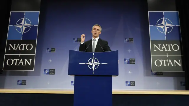 Nato đang đứng trước sự lựa chọn hoặc can thiệp vào Syria, hoặc đàm phán với Nga, theo tác giả.