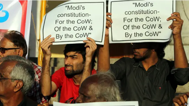 هنود مسلمون يحتجون على قتل محمد أخلق