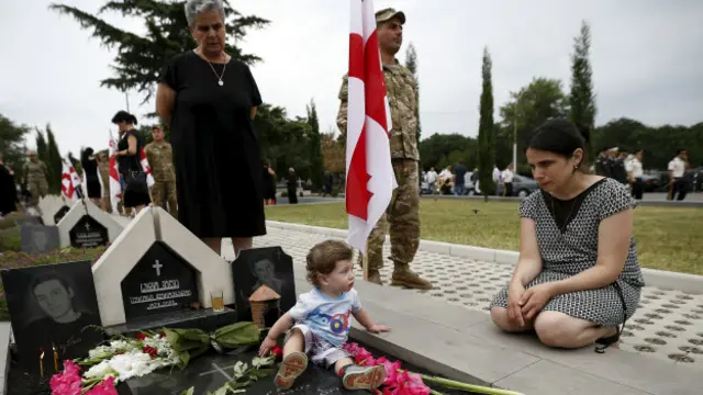 На могиле погибшего грузинского солдата