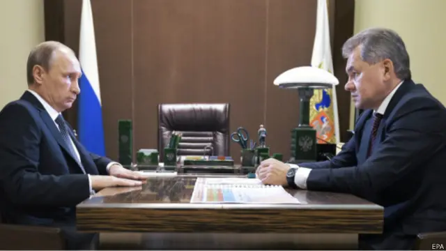 Министр обороны Сергей Шойгу докладывает президенту РФ Владимиру Путину об ударе крылатыми ракетами по территории Сирии 7 октября 2015 г.