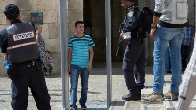 اسرائیل برای ورود فلسطینی‌ها به بخش قدیمی شهر بیت‌المقدس محدودیت‌هایی وضع کرده است