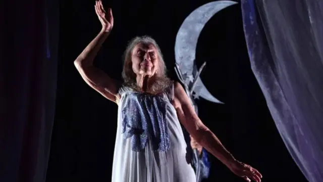 La bailarina Eileen Kramer, de 100 años de edad, bailando en Sidney, Australia, hace unos meses. 