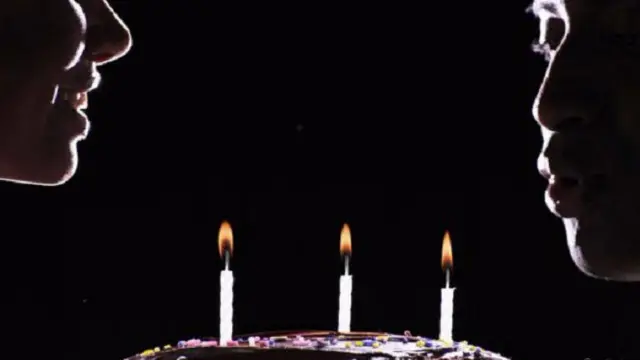 تعيش النساء بنسبة تقرب من خمسة في المئة أكثر من الرجال