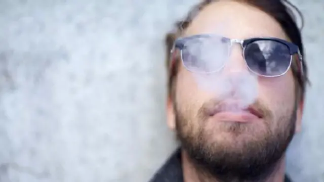 إن عوامل مثل التدخين، وتناول المشروبات الكحولية، والإفراط في الأكل توضح لنا جزئياً سبب إزدياد الفارق الكبير بين الجنسين