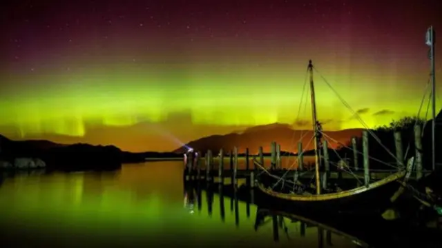 تعتبر الهالة الضوئية من تبعات المجال المفناطيسي للأرض وتفاعلات مع الشمس.