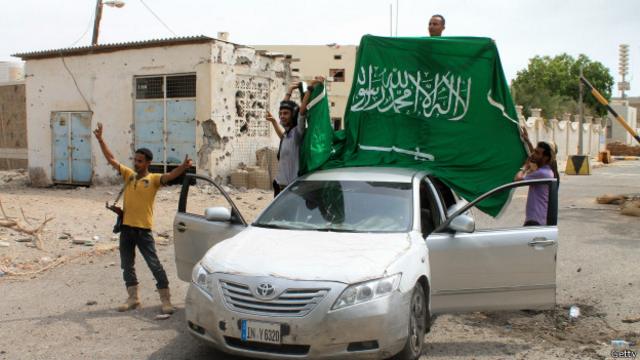 Повстанцы поднимают флаг Саудовской аравии