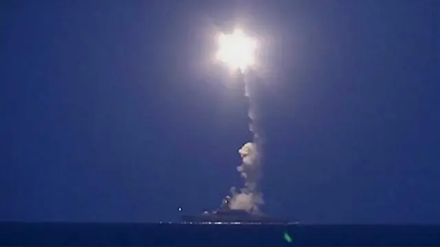 俄罗斯国防部长绍伊古说，4艘军舰共发射了26枚巡航导弹击中并摧毁了11个目标，攻击没有造成平民伤亡。