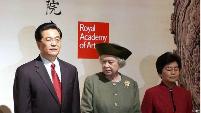 2005年胡锦涛和英国女王为在伦敦举办的“盛世华章”大型故宫文物展览揭幕。(资料图片)