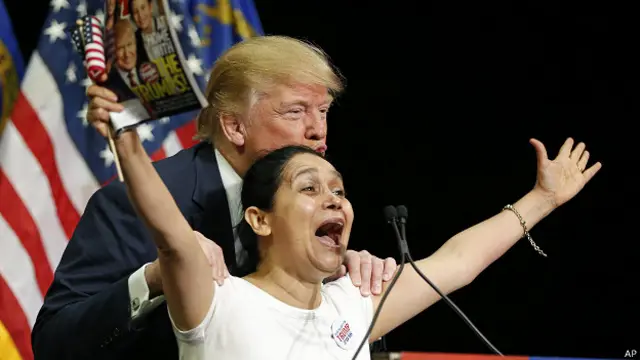 "¡Soy hispana y voto por el Sr. Trump!", gritó la mujer al subir al escenario.