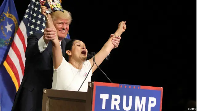 Los gritos de la mujer demostraban que no podía contener la emoción.