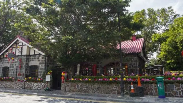 山顶附近的殖民地邮筒