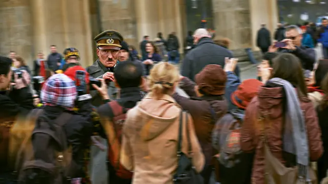 El Hitler de Oliver Masucci en la calle