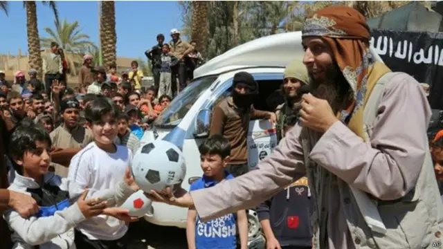 کمبوڈیا میں 1970 میں بھرتی کا طریقہ شدت پسند تنظیم دولت اسلامیہ کے بھرتی کرنے کے طریقہ سے مختلف نہیں ہے۔