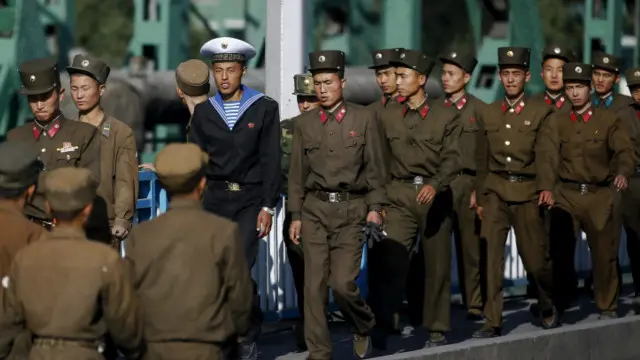 Sebuah panggung juga didirikan di sungai untuk menampilkan Band Morandong - grup musik paling populer di Korea Utara.