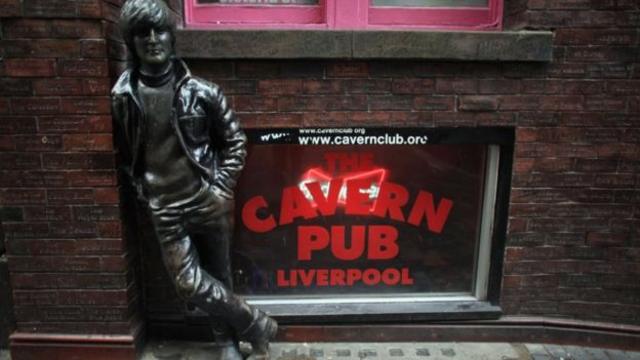 Статуя Джона Леннона у дверей клуба "Каверн"