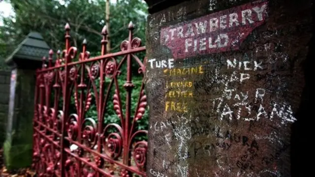 John Lennon çocukken Liverpool'daki Strawberry Field'de oynuyordu. Burası Beatles'ın "Strawberry Fields Forever" şarkısıyla ölümsüzleşti.