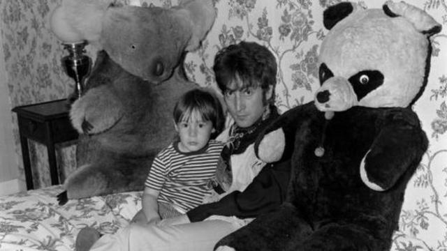 Джон Леннон с сыном Джулианом