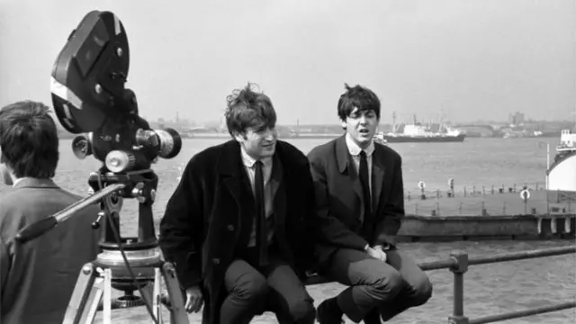 John Lennon ve Paul McCartney, 1963'te Liverpool'da Beatles'la ilgili bir belgesel çekiminde.
