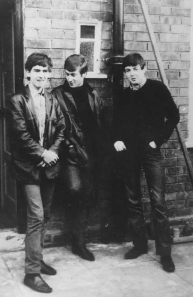 John Lennon, George Harrison ve Paul McCartney ile beraber. Bu fotoğraf, McCartney'in Liverpool'daki evinin dışında 1960 yılında çekildi. Ringo Starr gruba iki sonra katıldı.