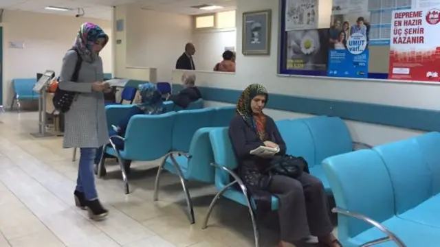 Qaçqın düşərgələrində suriyalılara tibbi yardım pulsuz göstərilir, lakin onların çoxu şəhərlərdə yaşayır.