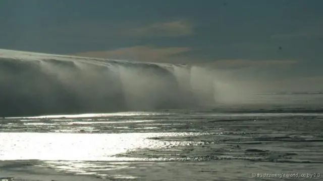 Os ventos catabáticos, que são típicos da Antártida