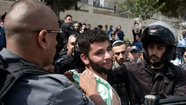 اسرائیلي پولیسو قدس کې یو فلسطینی وروسته تر هغه ونیو، چې یو اسرائیلی ځوان یې په چړې وواهه