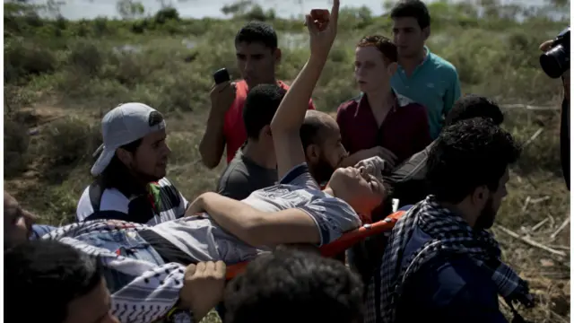 اسرائیلی فوج کے مطابق دو سو کے قریب فلسطینی نوجوان نے اسرائیلی فوج پر پتھراؤ کیا اور ٹائر جلائے۔