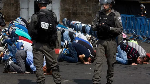 نماز کے دوران اسرائیل فوج کے مسلح جوان موقعے پر موجود رہے۔