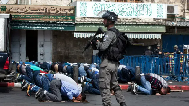 فلسطینی مردوں نے قدیم یروشلم کے باہر نماز جمعہ ادا کی۔