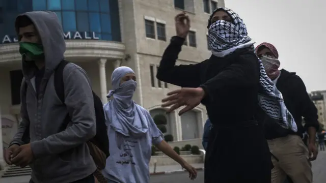 غزہ کی وزارت صحت کا کہنا تھا کہ ایک نوجوان کو اس وقت گولی کا نشانہ بنایا گیا جب وہ اسرائیلی فوجیوں پر پتھراؤ کر رہا تھا۔