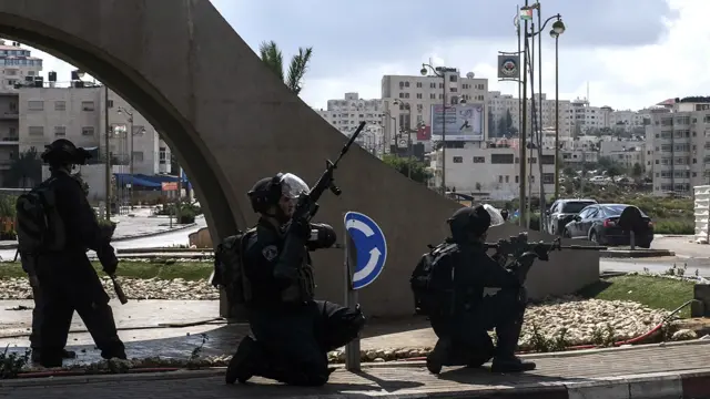 اسرائیل میں گذشتہ کئی دنوں سے یہودی آباد کاروں اور عربوں کے درمیان کشیدگی جاری ہے۔