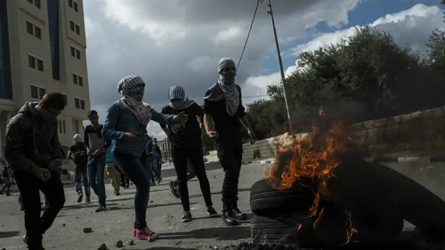 جمعے کو اسرائیلی فوج کی فائرنگ کے علاوہ چار فلسطینوں کو یہودی آبادکاروں نے چھرے مار کر ہلاک کر دیا تھا۔