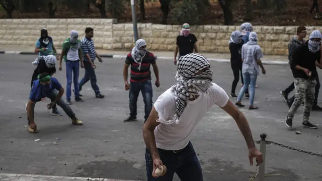 اسرائیلی فوج کی فائرنگ میں ہلاک ہونے والے ایک نوجوان کی عمر 15 برس بتائی گئی ہے۔