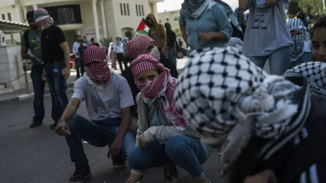 امدادی اداروں کے مطابق مارے جانے والے تین فلسطینی نوجوان کی عمریں 20 سال کے قریب تھیں اور انھیں اسرائیل اور غزہ کی سرحد پر گولی کا نشانہ بنایا گیا۔