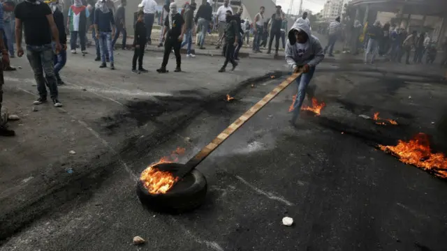 مظاہرین نے سڑکو جلتے ہوئے ٹائر سے رخنہ ڈالنے کی کوشش کی
