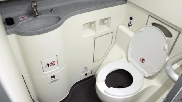 Un baño de un avión