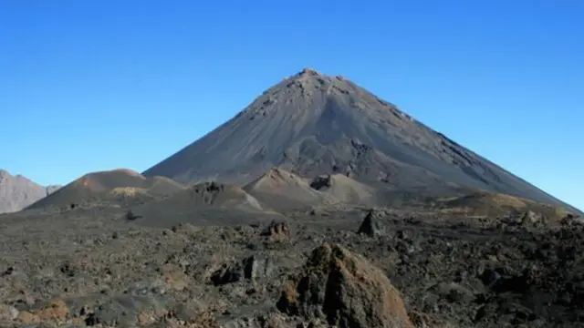يثور بركان فوغو كل 20 عاما تقريبا ووقعت أحدث ثوراته أواخر العام الماضي
