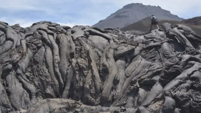 يشكل فوغو أحد أكبر براكين العالم الواقعة على جزر حجما وأكثرها نشاطا