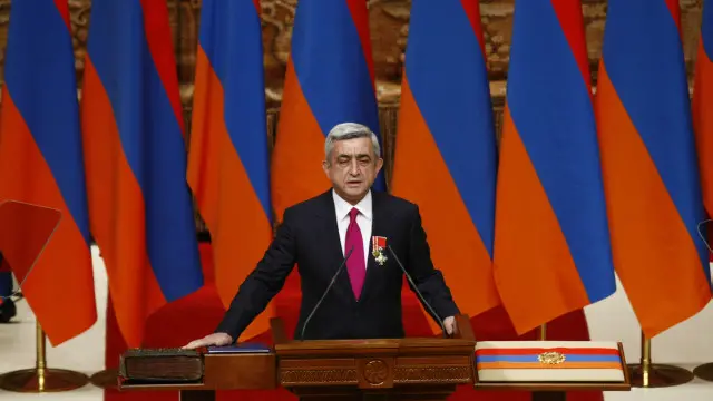 Tənqidçilərin bildirdiyinə görə, konstitusiyaya dəyişiklik hazırkı prezident Serj Sarkisyan və onun partiyasının hakimiyyətdə qalması üçün işlədilən fənddir