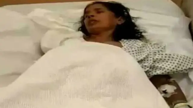 Menurut keluarga Kasturi Munirathinam, dia tak boleh bicara di telepon dengan keluarga, tidak mendapat makanan yang pantas, dan dipaksa bekerja lama.