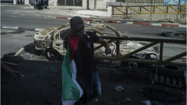 يقول هنية زعيم حماس في غزة أن هناك انتفاضة فلسطينية حاليا ضد إسرائيل.