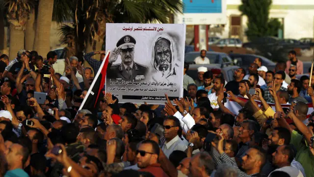 أنصار اللواء خليفة حفتر المناوئ للإسلاميين يتظاهرون في بنغازي ضد مقترح الأمم المتحدة.