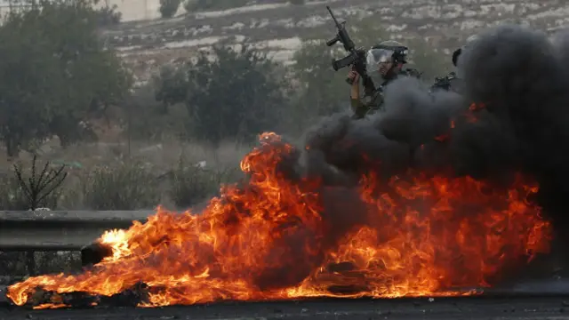 Un miembro de las fuerzas de seguridad de Israel vigila la manifestación de los palestinos.