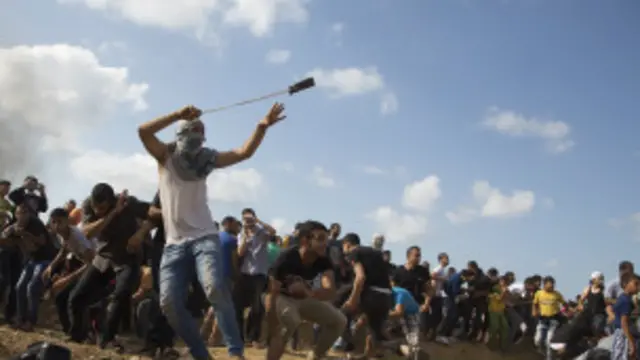 Palestinos se enfrentan a las fuerzas de seguridad de Israel.