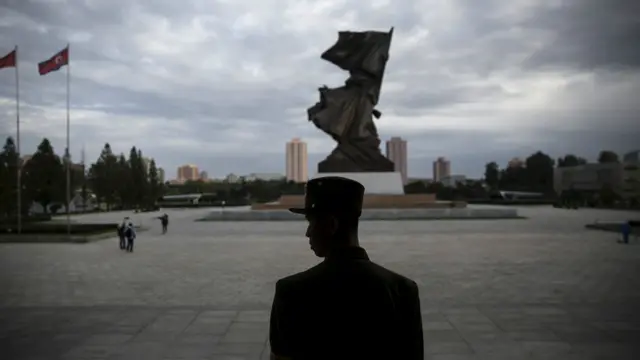 中国行社的网站上特别提醒到平壤的中国游客，只能在允许拍照的地方拍照，绝对不要与军人合影。