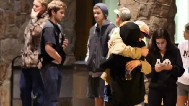 Dua aksi penembakan ini terjadi saat Presiden Obama mengunjungi keluarga korban penembakan di kampus di Oregon yang terjadi pekan lalu.