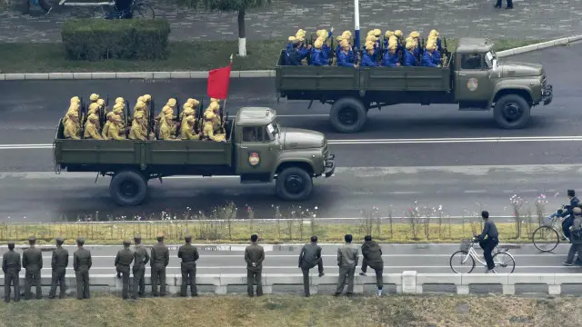 朝鲜军车在周六早上驶往平壤金日成广场